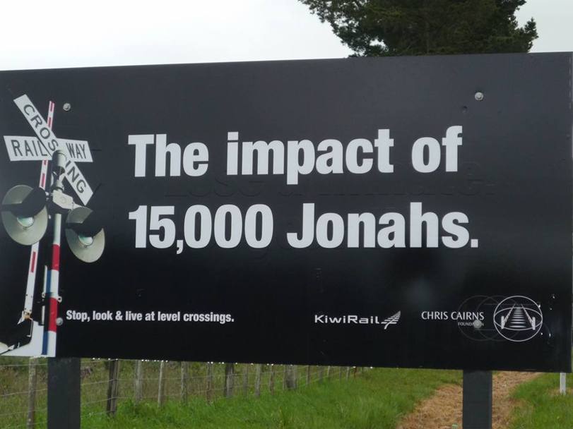 Per dare un&#39;idea della popolarit di Jonah Lomu in Nuova Zelanda, guardate questo cartello utilizzato per una campagna educativa che invitava la popolazione a fermarsi di fronte ai passaggi livelli. 